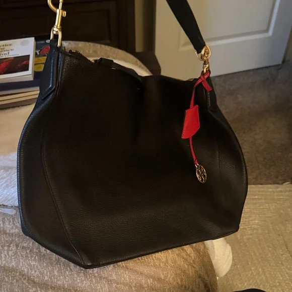 Tory Burch Black Leather Shoulder Bag with Pink Tag and Gold Charm - Picture 5 of 12